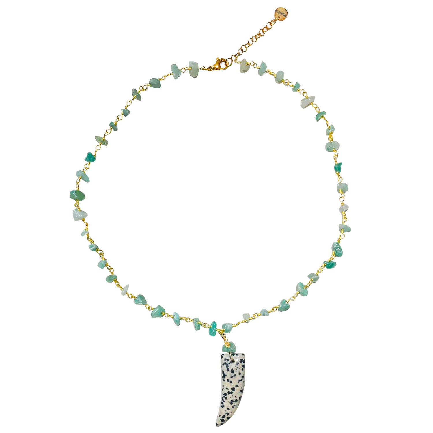 Cadena corta de pequeñas cuentas de aventurina verde y con colmillo de piedra natural de jaspe dálmata de Marardi