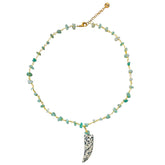 Cadena corta de pequeñas cuentas de aventurina verde y con colmillo de piedra natural de jaspe dálmata de Marardi