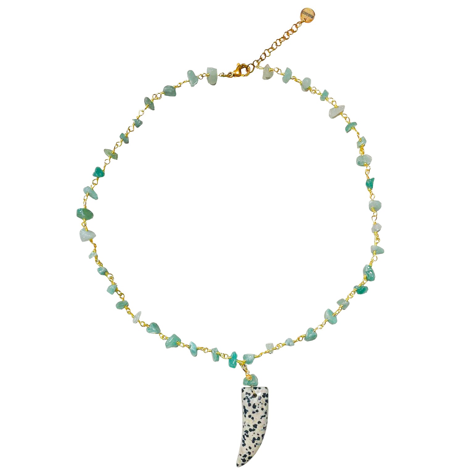 Cadena corta de pequeñas cuentas de aventurina verde y con colmillo de piedra natural de jaspe dálmata de Marardi