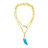 Collar largo 80 centímetros con cadena dorada y piedras de cuarzo citrino amarillo y charm cuerno turquesa de Sicilia Marardi