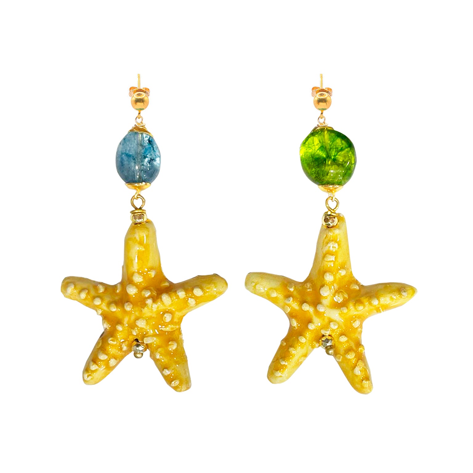 Pendientes largos de cerámica siciliana, son una estrella de mar color amarillo y adornados con piedras azul y verde de Marardi