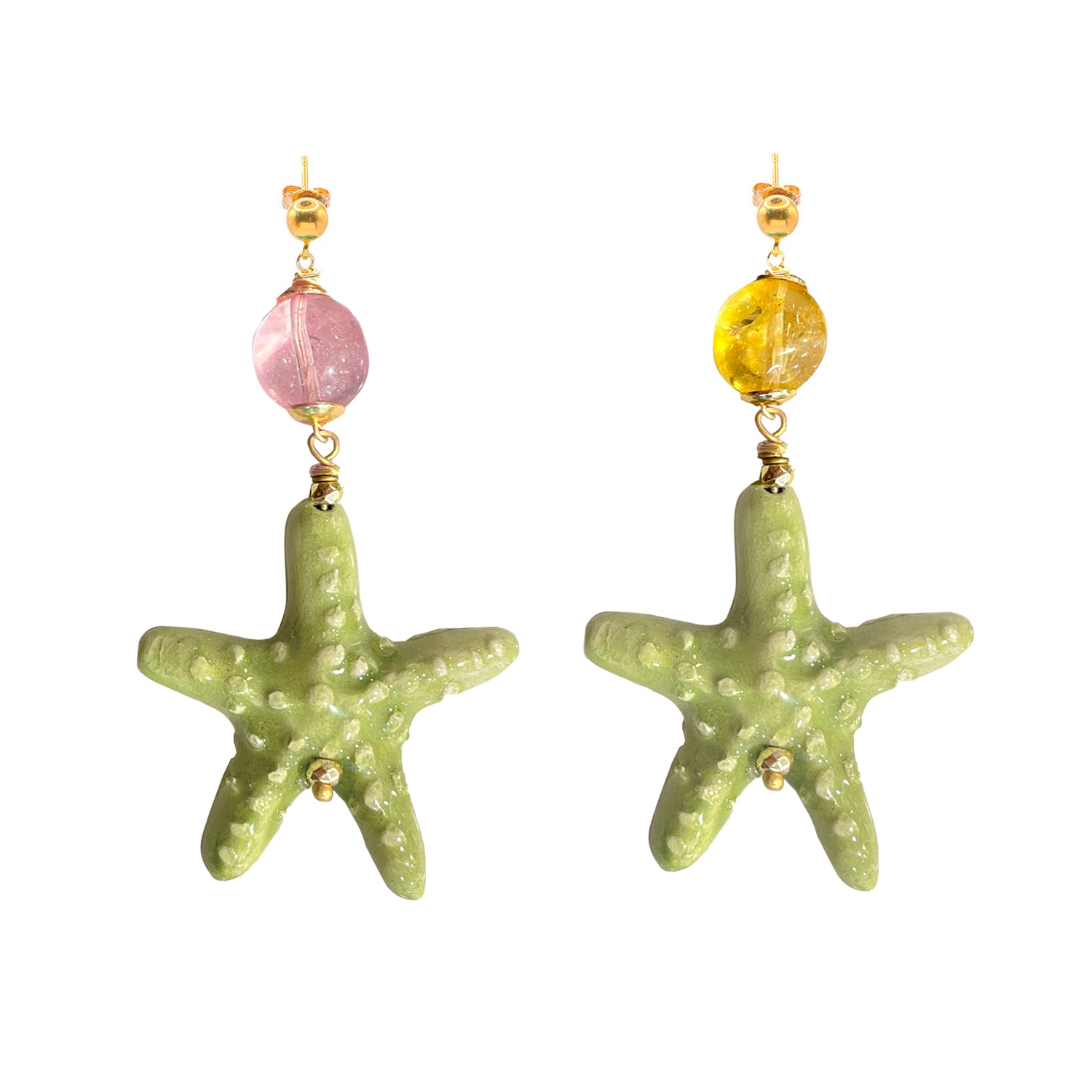 Pendientes largos de cerámica siciliana, son una estrella de mar color verde y adornados con piedras rosa y amarilla Marardi