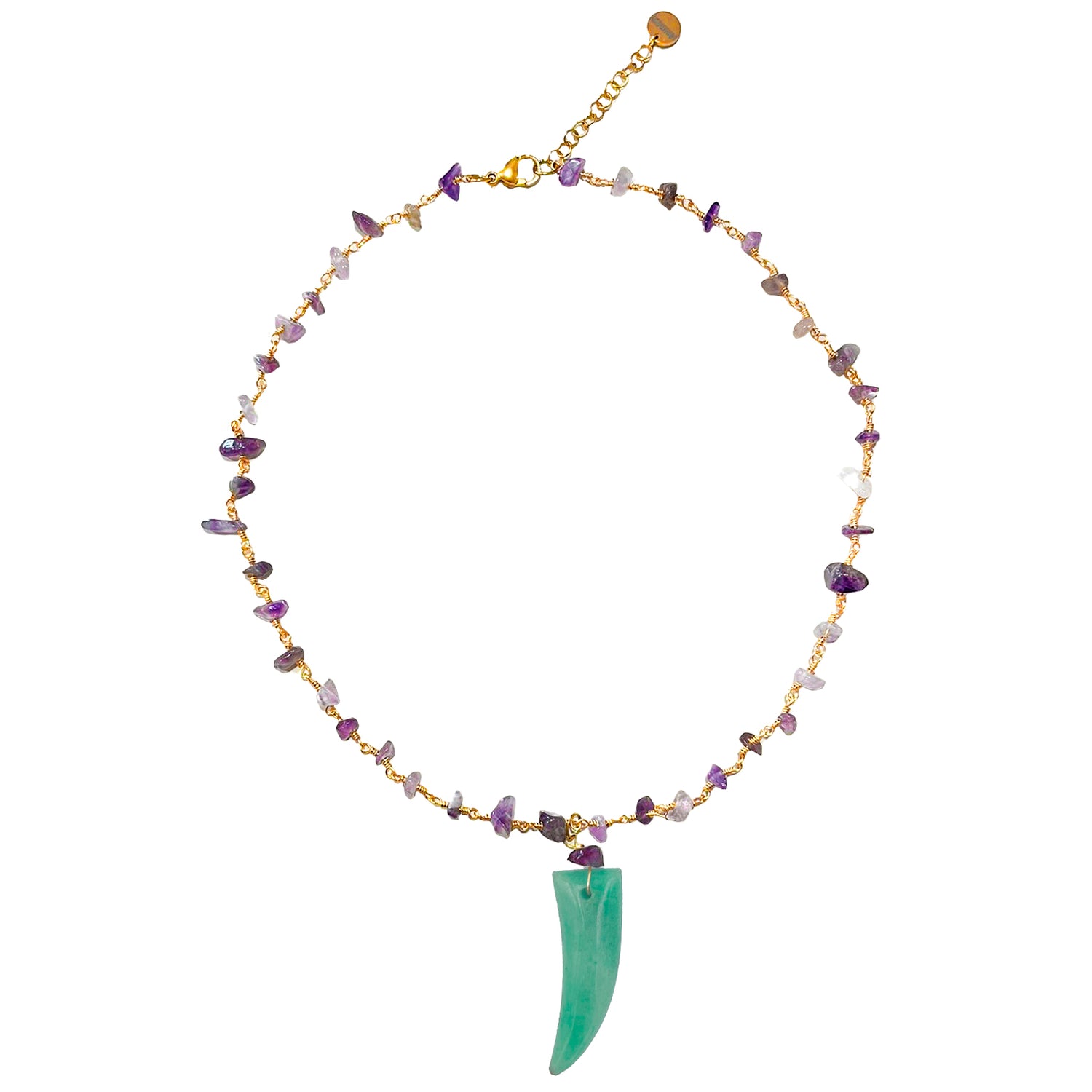Collar corto con cadena de pequeñas cuentas de amatista morada y con colmillo de piedra natural aventurina verde de Marardi