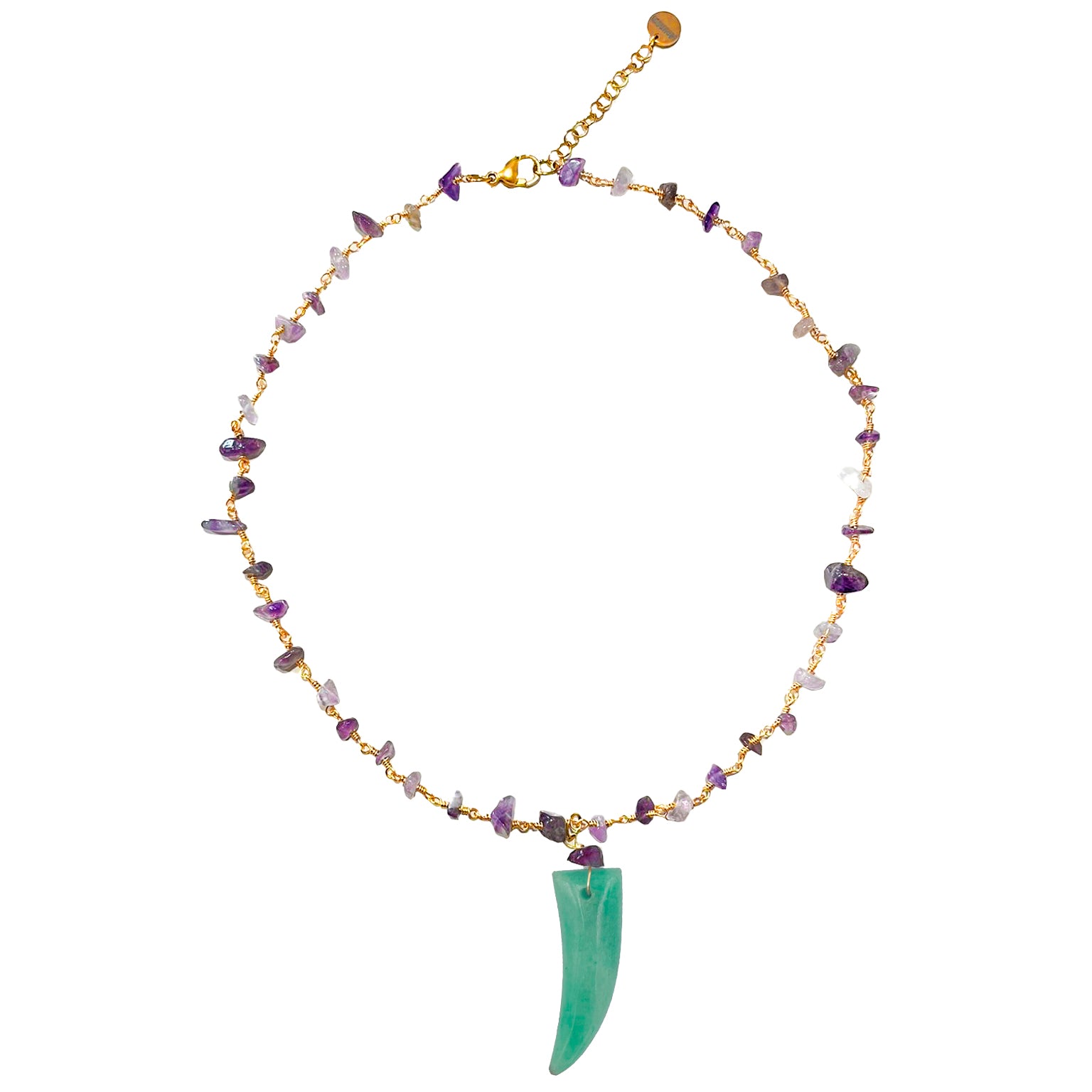 Collar corto con cadena de pequeñas cuentas de amatista morada y con colmillo de piedra natural aventurina verde de Marardi