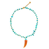 Cadena corta de pequeñas cuentas de piedra howlita turquesa con colmillo de piedra natural ágata naranja de Marardi.