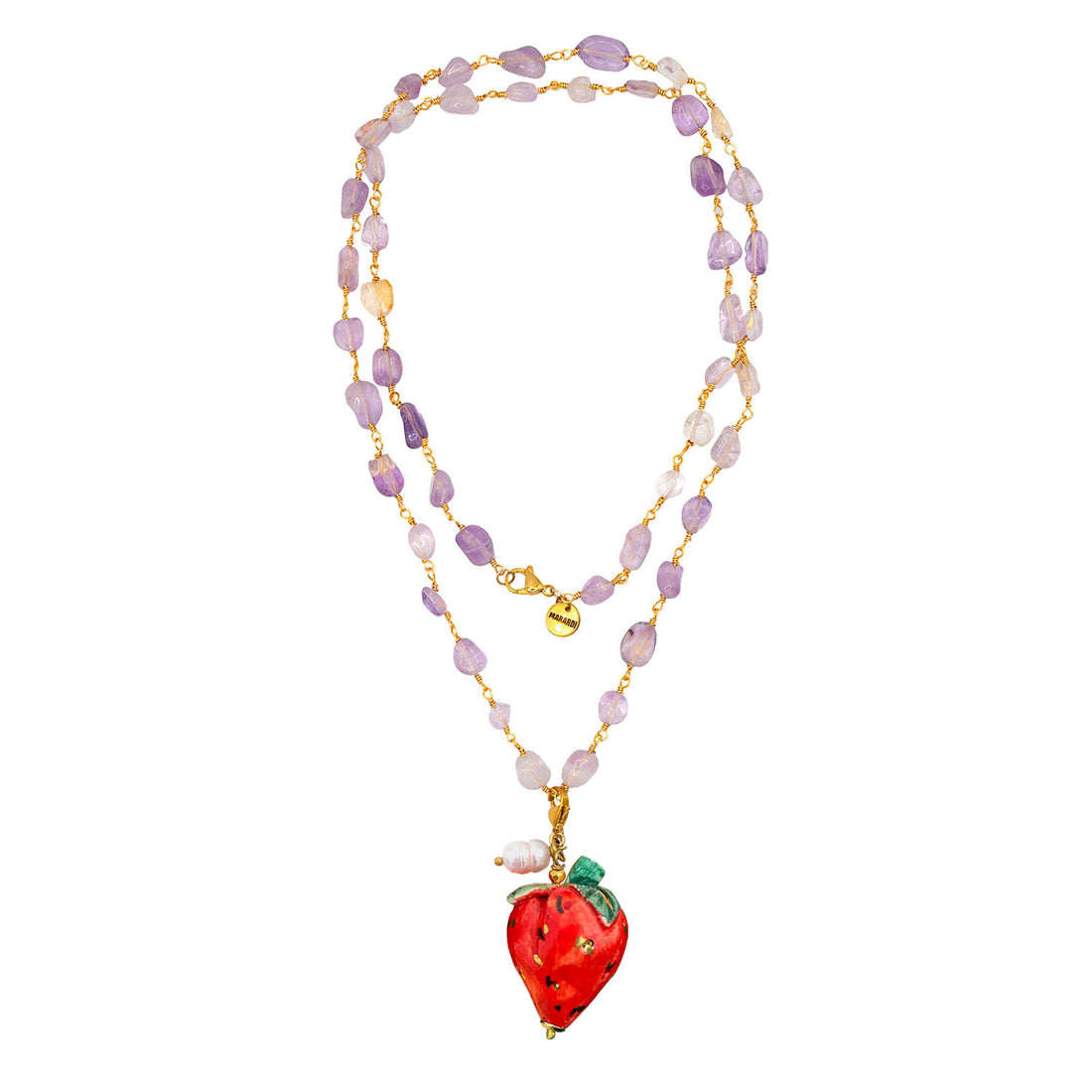 Collar largo de 80 centímetros con cadena dorada y piedras de amatista morada y con charm fresa  y perla natural de Marardi