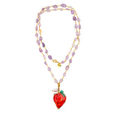 Collar largo de 80 centímetros con cadena dorada y piedras de amatista morada y con charm fresa  y perla natural de Marardi