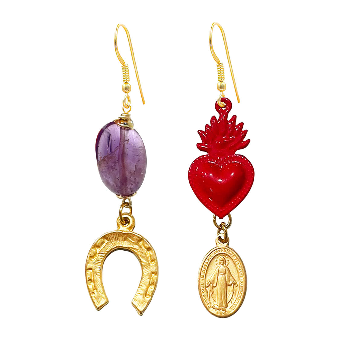 Pendientes uno con corazón ardiente rojo de latón y medalla y otro con una piedra de amatista morada y herradura de Marardi.