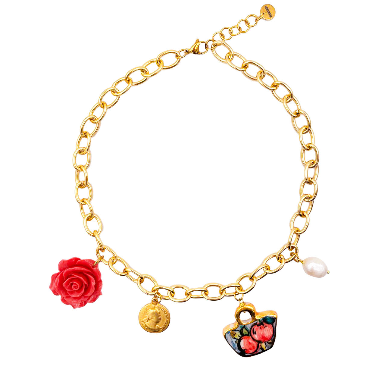 Collar corto de acero inoxidable con charms rosa roja de resina, cesta granadas, moneda y una perla natural de Marardi.
