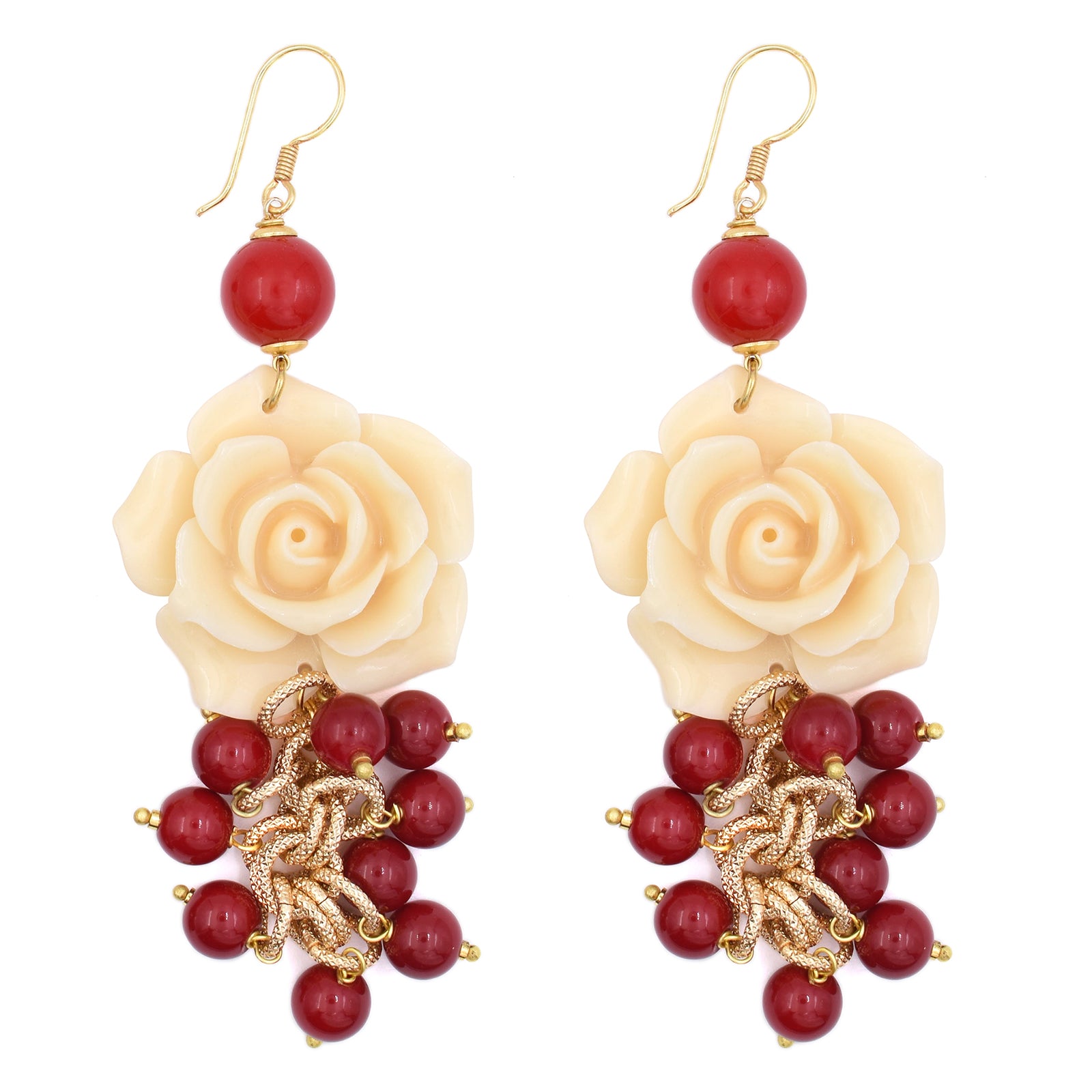 Pendientes compuestos por una rosa marfil de resina y cuentas de color rojo. Gancho dorado que no pierde su color de Marardi