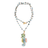 Collar largo 80 centímetros con cadena de piedras naturales azul y charm caballito de mar y una perla natural Sicilia Marardi