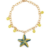 Collar corto dorado de acero inoxidable con estrella de mar de cerámica siciliana pintada a mano y cuentas azules de Marardi.