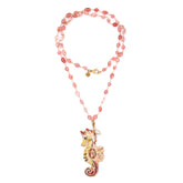 Collar largo 80 centímetros con cadena de piedras naturales rosa y charm caballito de mar y una perla natural Sicilia Marardi