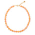 Collar corto de piedras naranjas de cristal de vidrio unidas por pequeñas piedras del mismo color y cierre dorado de Marardi.