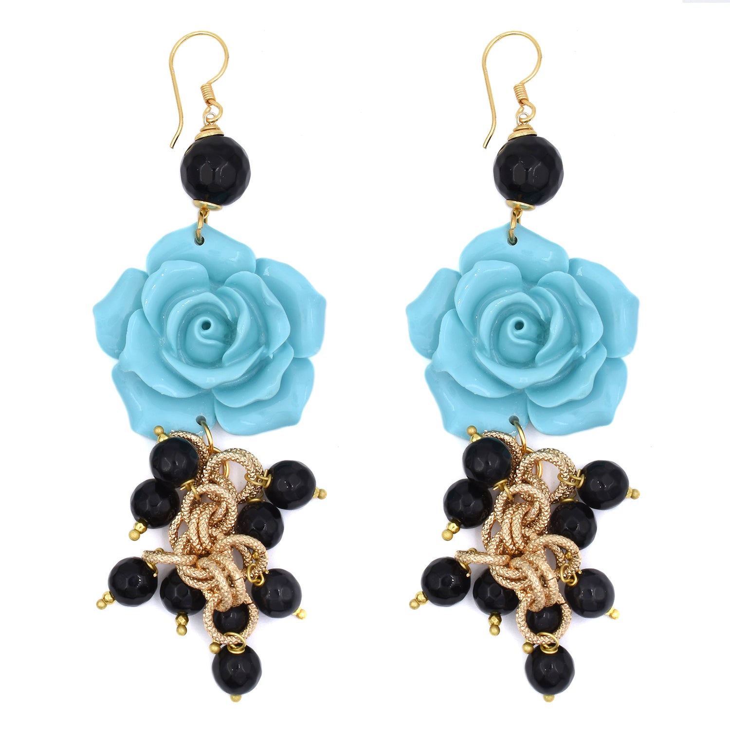 Pendientes compuestos por una rosa azul de resina y cuentas de color negro. Gancho dorado que no pierde su color de Marardi
