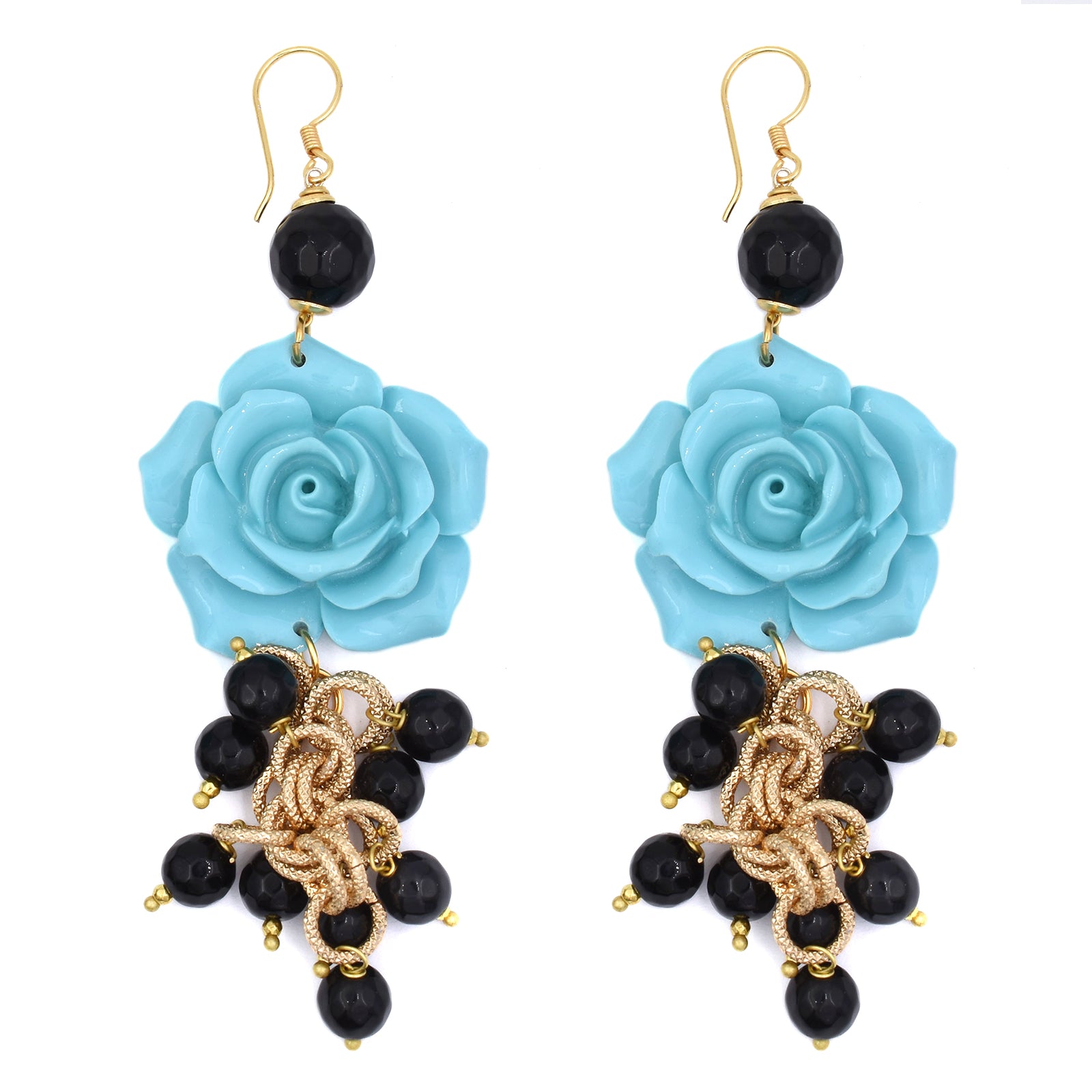 Pendientes compuestos por una rosa azul de resina y cuentas de color negro. Gancho dorado que no pierde su color de Marardi