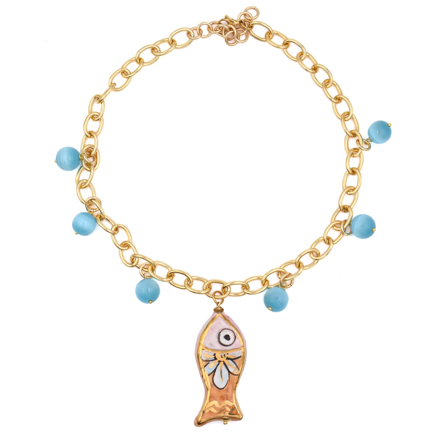 Collar corto dorado de acero inoxidable con pez rosa de cerámica siciliana pintada a mano y cuentas azules de Marardi.