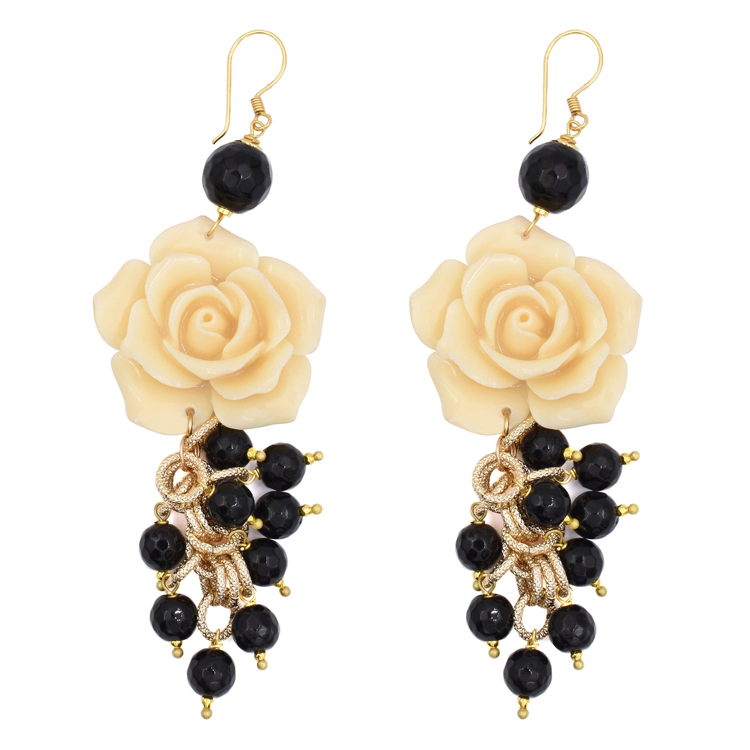 Pendientes compuestos por una rosa marfil de resina y cuentas de color negro. Gancho dorado que no pierde su color de Marardi