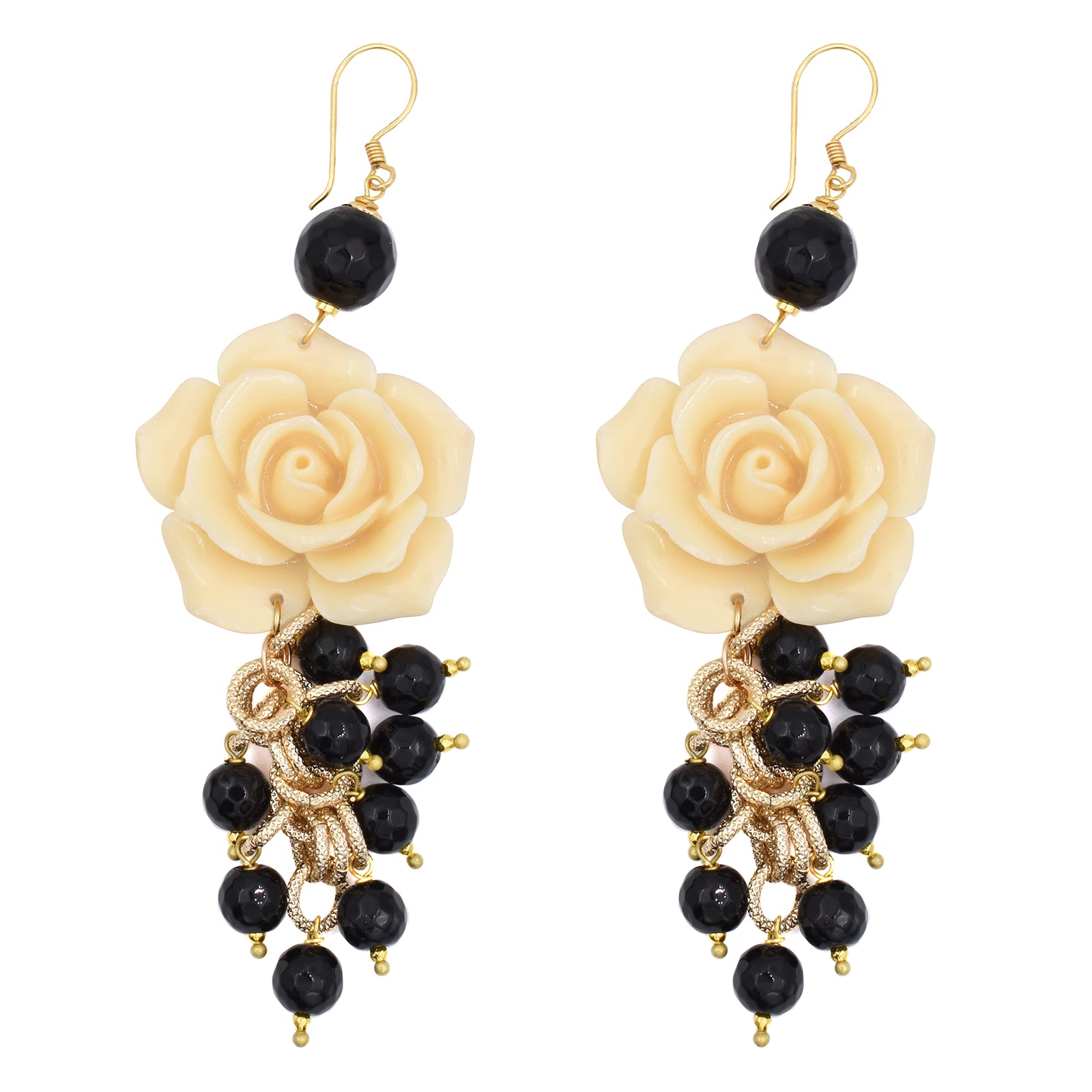 Pendientes compuestos por una rosa marfil de resina y cuentas de color negro. Gancho dorado que no pierde su color de Marardi