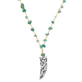 Cadena corta de pequeñas cuentas de aventurina verde y con colmillo de piedra natural de jaspe dálmata de Marardi