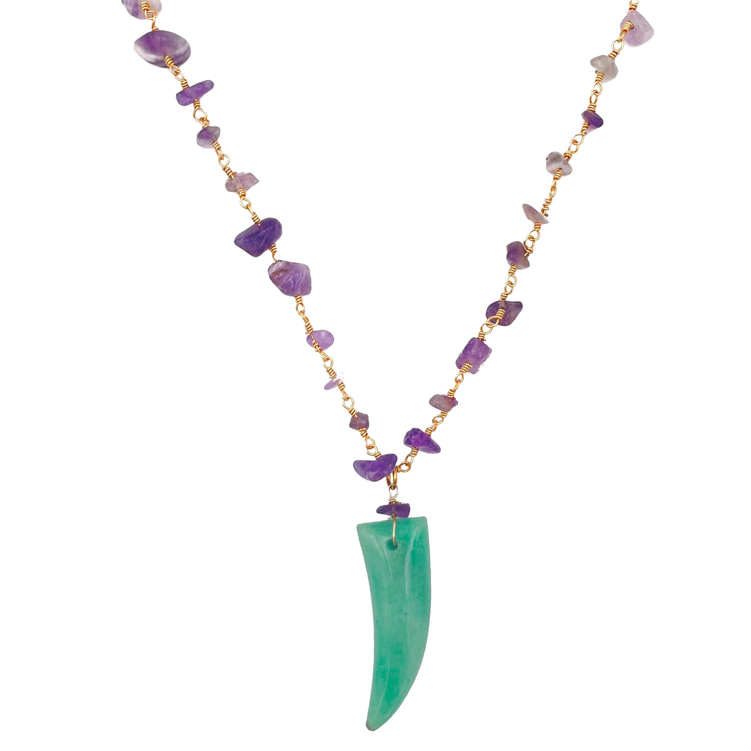 Collar corto con cadena de pequeñas cuentas de amatista morada y con colmillo de piedra natural aventurina verde de Marardi