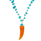 Cadena corta de pequeñas cuentas de piedra howlita turquesa con colmillo de piedra natural ágata naranja de Marardi.