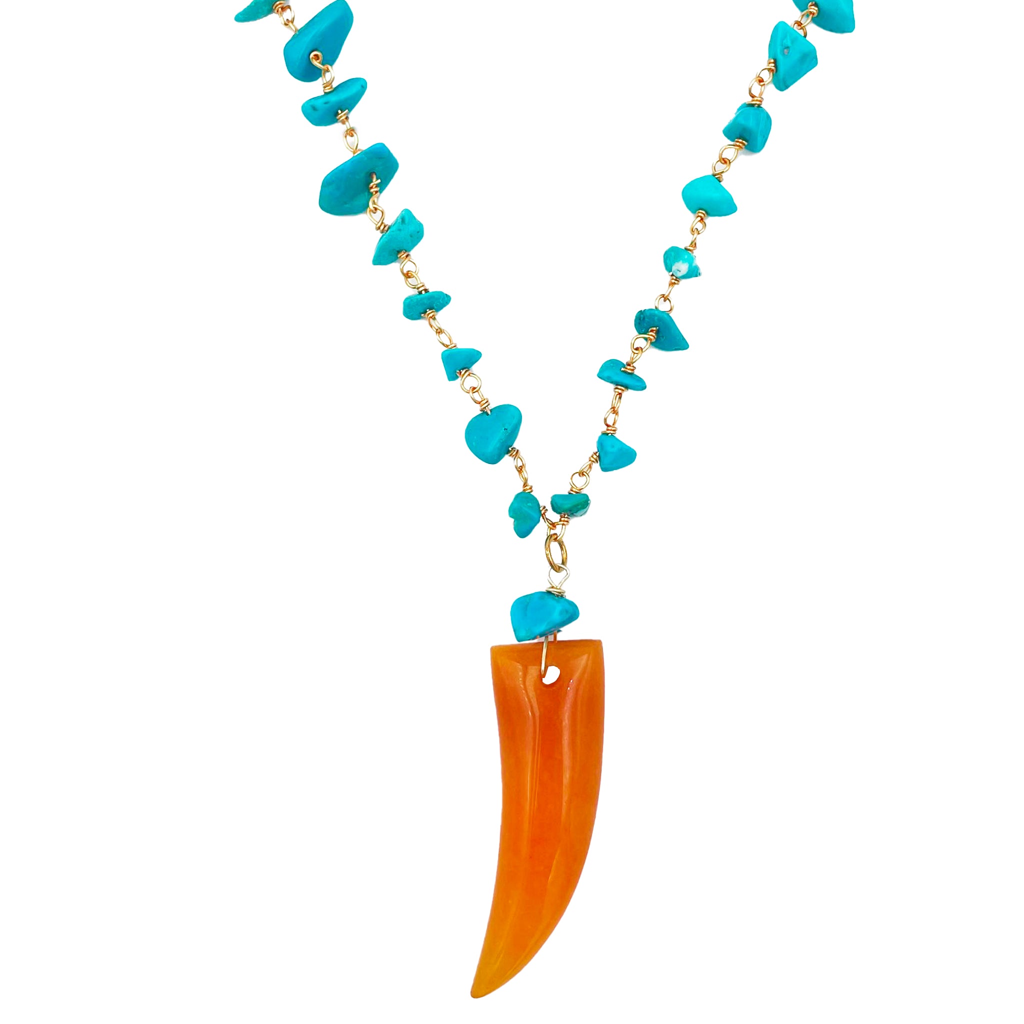Cadena corta de pequeñas cuentas de piedra howlita turquesa con colmillo de piedra natural ágata naranja de Marardi.