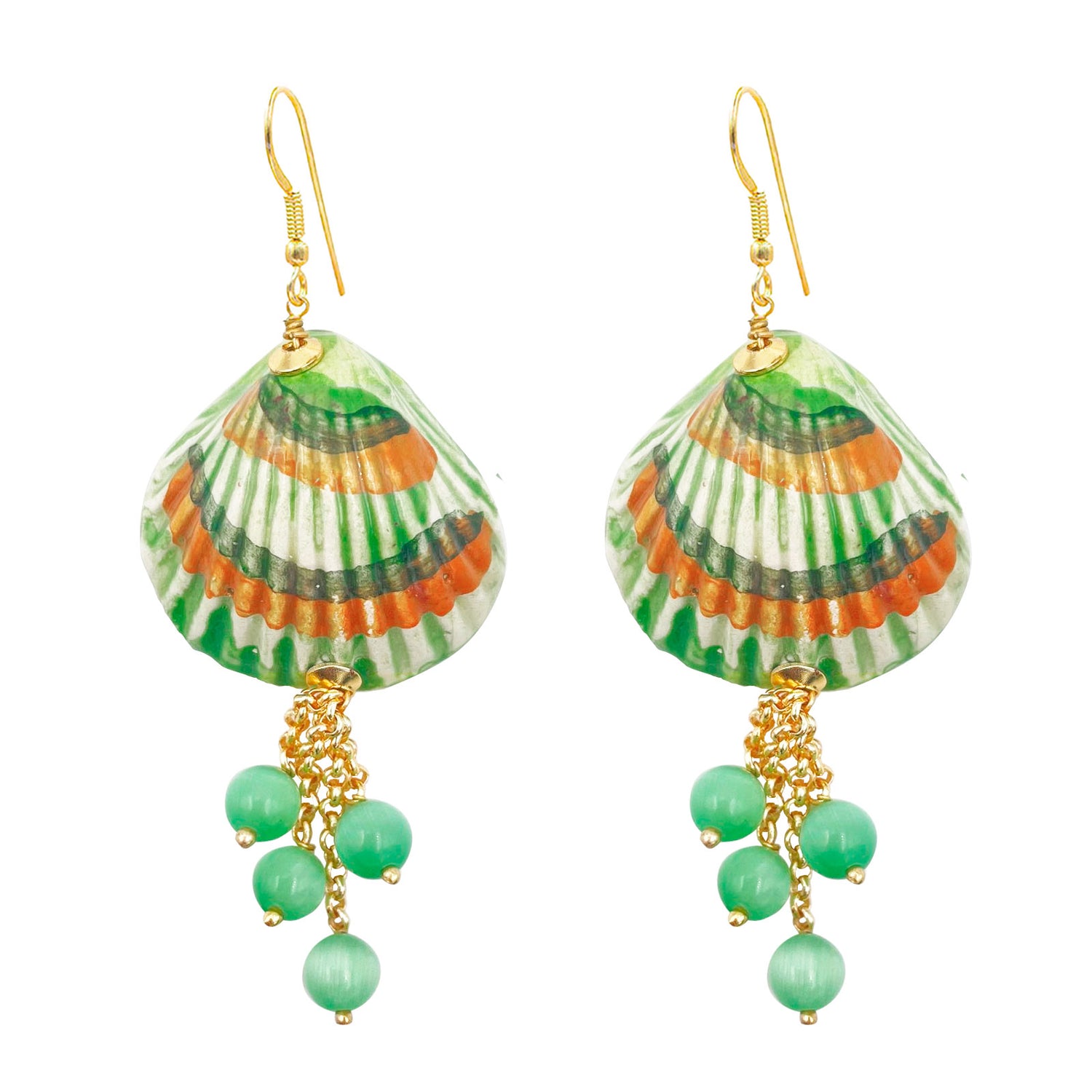 Pendientes largos de cerámica. Son unas conchas con unas cuentas verdes en su parte inferior y el gancho es dorado de Marardi