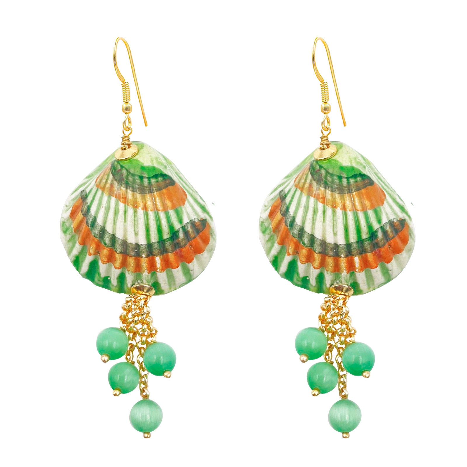 Pendientes largos de cerámica. Son unas conchas con unas cuentas verdes en su parte inferior y el gancho es dorado de Marardi