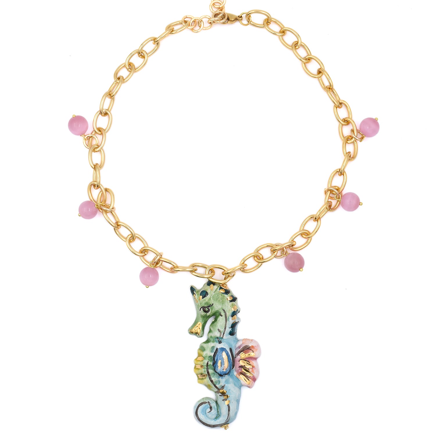 Collar corto dorado de acero inoxidable con caballito de mar de cerámica siciliana pintada a mano y cuentas rosa de Marardi.