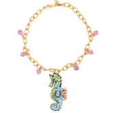 Collar corto dorado de acero inoxidable con caballito de mar de cerámica siciliana pintada a mano y cuentas rosa de Marardi.