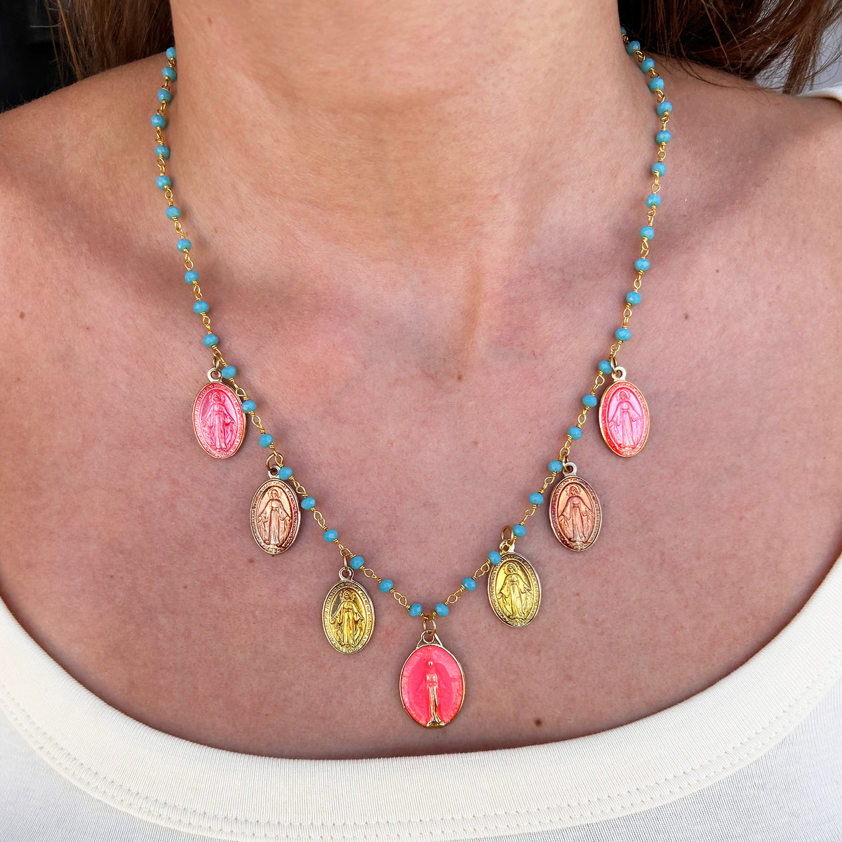 Collar Miracolosa con medallas religiosas puesto