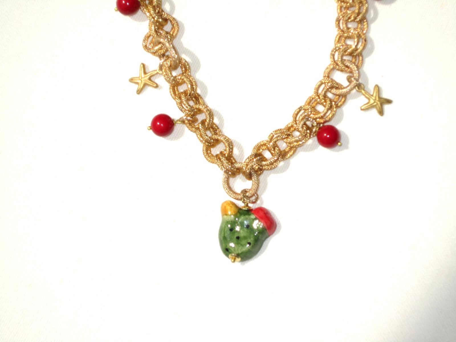 Collar hecho con cadena de latón con colgantes de piedras rojas y estrellas y cactus de cerámica siciliana de Marardi