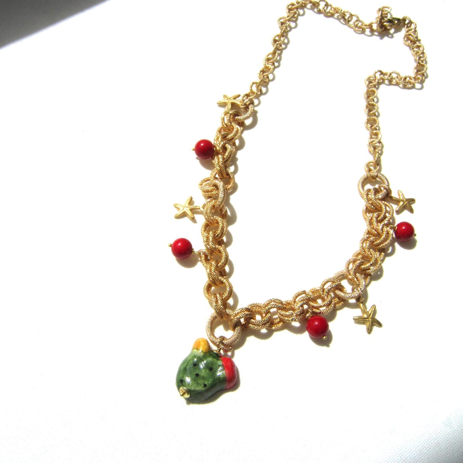Collar hecho con cadena de latón con colgantes de piedras rojas y estrellas y cactus de cerámica siciliana de Marardi