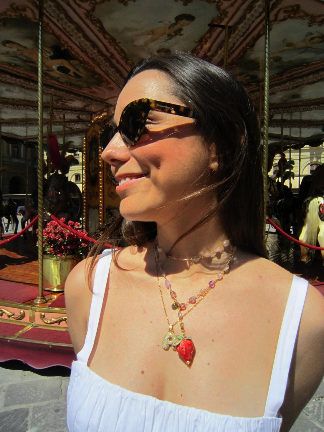 Collar artesanal cadena dorada y piedras de amatista morada con charm de cerámica siciliana fresa y perla natural de Marardi
