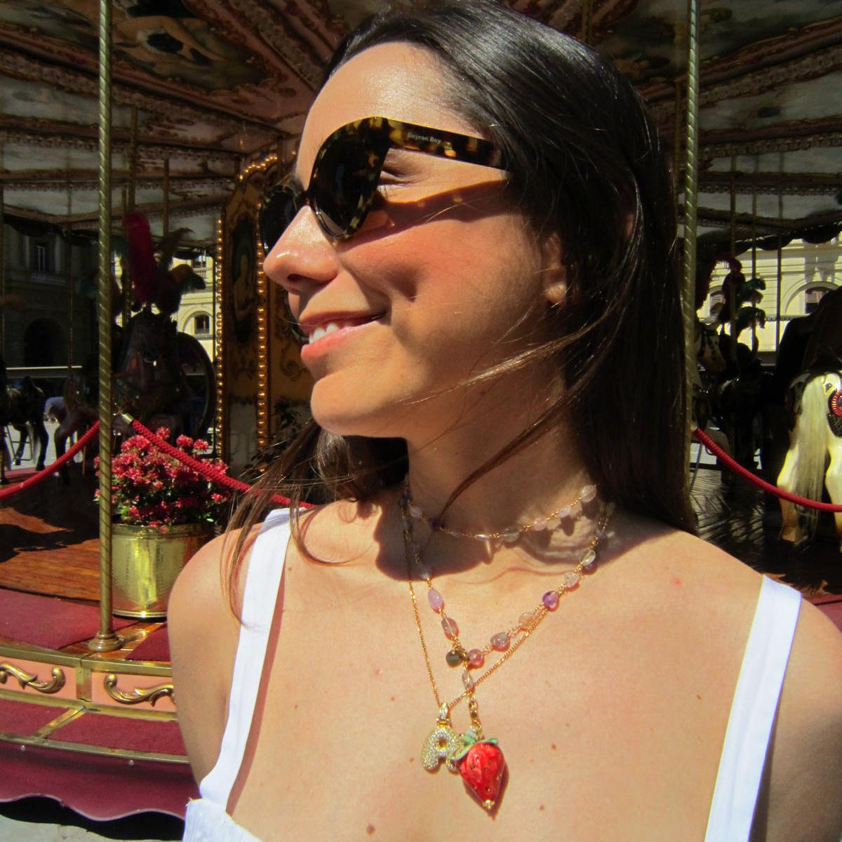 Charm de fresa de cerámica en collar de piedras naturales