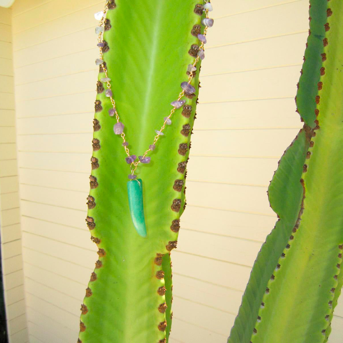 Collar corto con cadena de pequeñas cuentas de amatista morada y con colmillo de piedra natural aventurina verde de Marardi