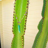 Collar corto con cadena de pequeñas cuentas de amatista morada y con colmillo de piedra natural aventurina verde de Marardi