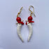 Pendientes de cerámica hechos a mano. El cuerno napolitano es de color rojo, con perla natural de río y coral de Marardi