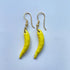 Pendientes de cerámica hechos a mano. El clásico cuerno napolitano es de color amarillo y su gancho de latón de Marardi