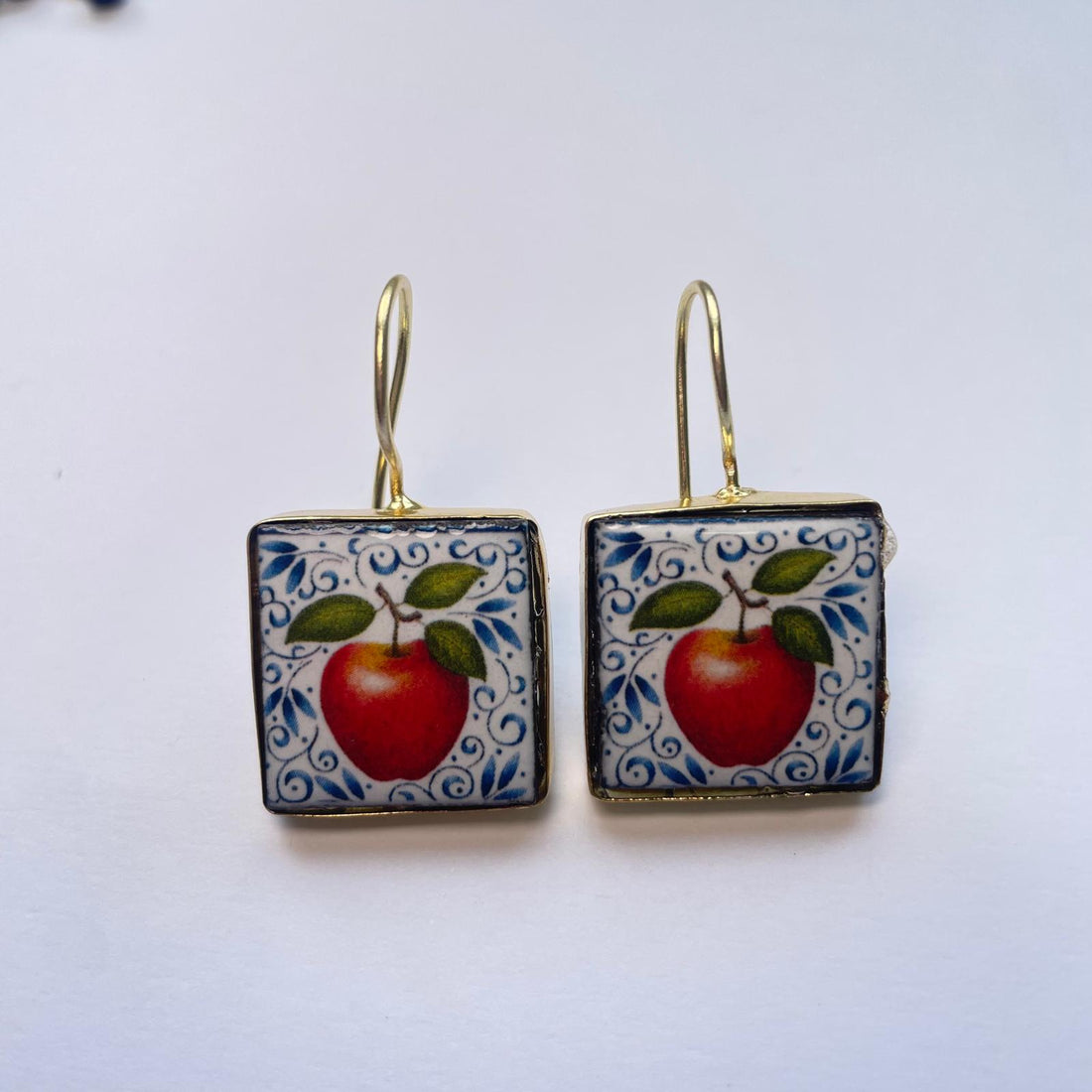 Pendientes cortos de cerámica siciliana, hechos a mano Son unos azulejos con una manzana roja y el gancho dorado de Marardi.