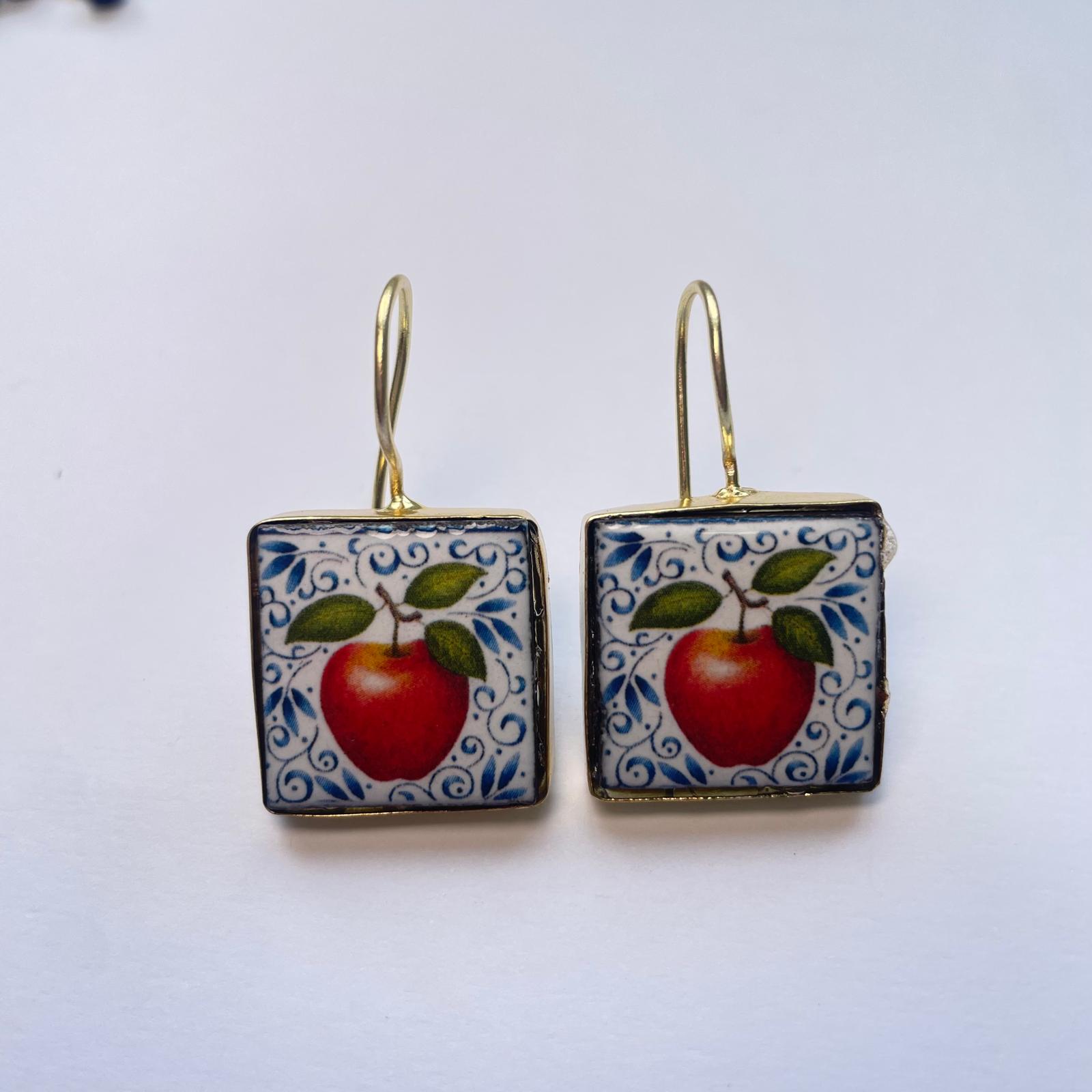 Pendientes cortos de cerámica siciliana, hechos a mano Son unos azulejos con una manzana roja y el gancho dorado de Marardi.