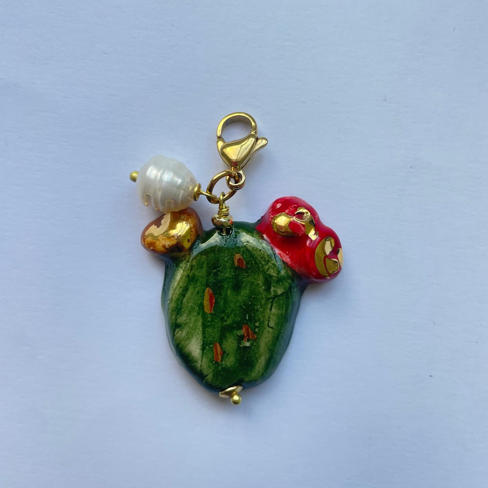 Charm cactus verde de cerámica silciliana, de Caltagirone, hecho y pintado a mano, adornado con una perla natural de Marardi