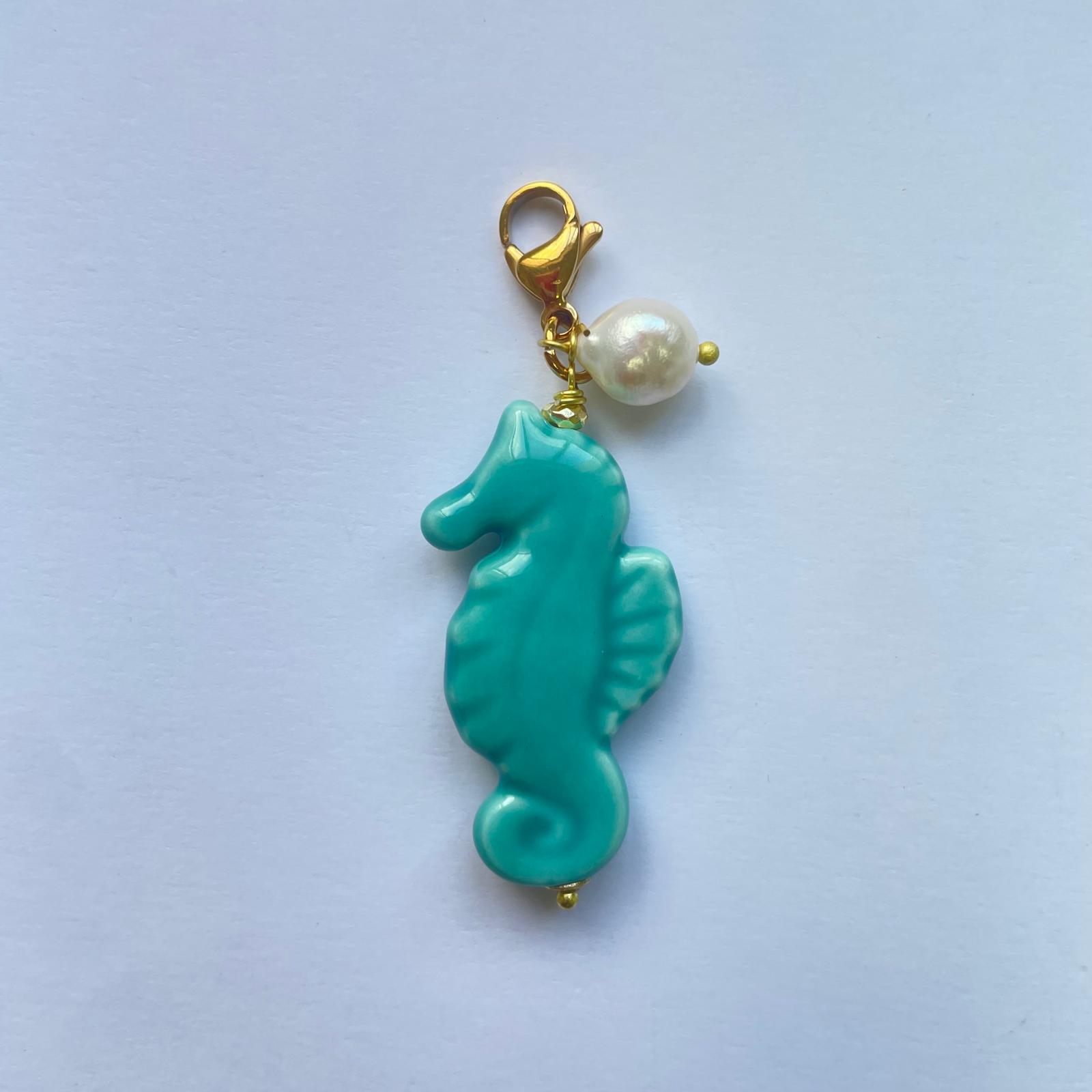 Charm caballito de mar turquesa de cerámica silciliana, hecho y pintado a mano y adornado con una perla natural de Marardi
