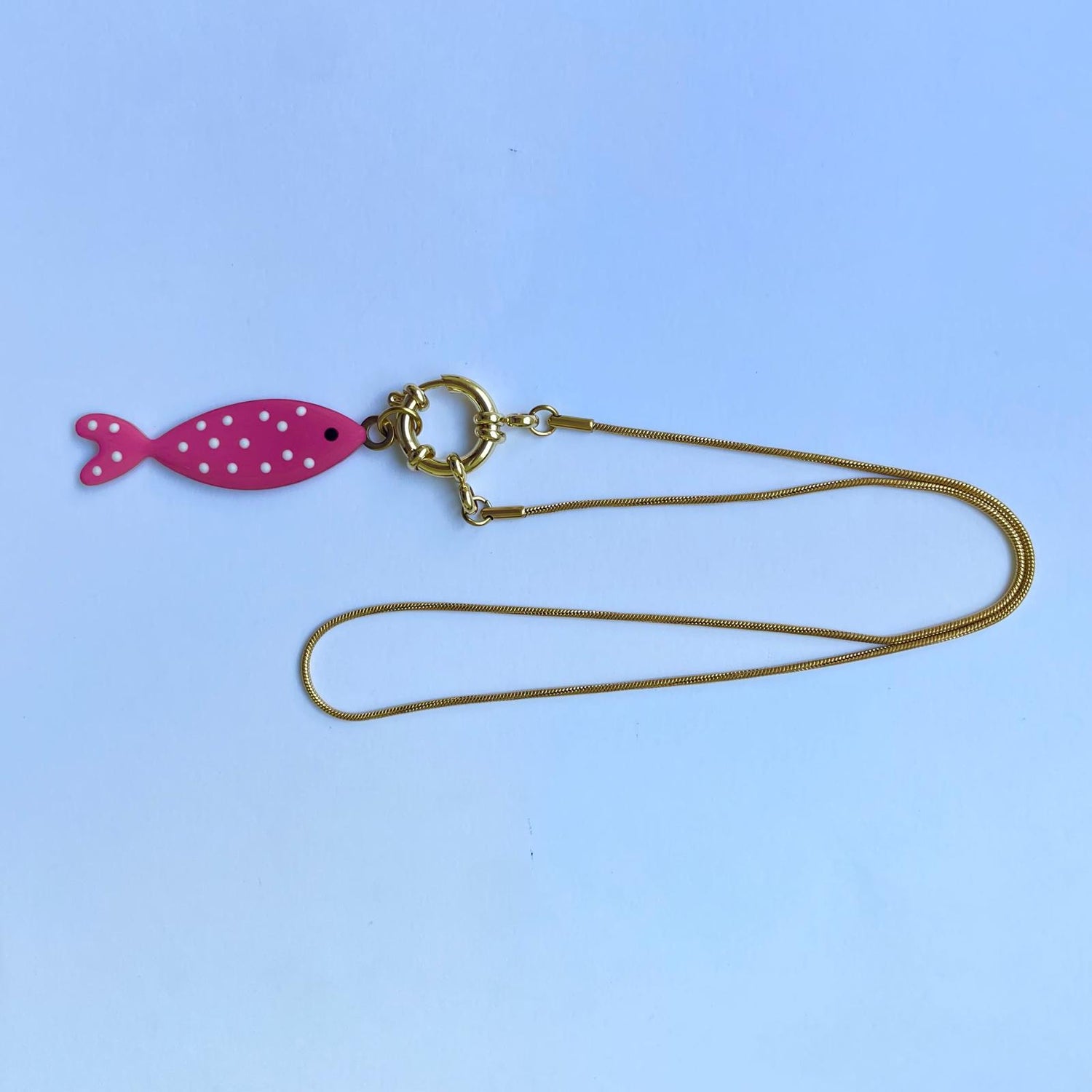 Collar Largo Dorado con Pez Esmaltado