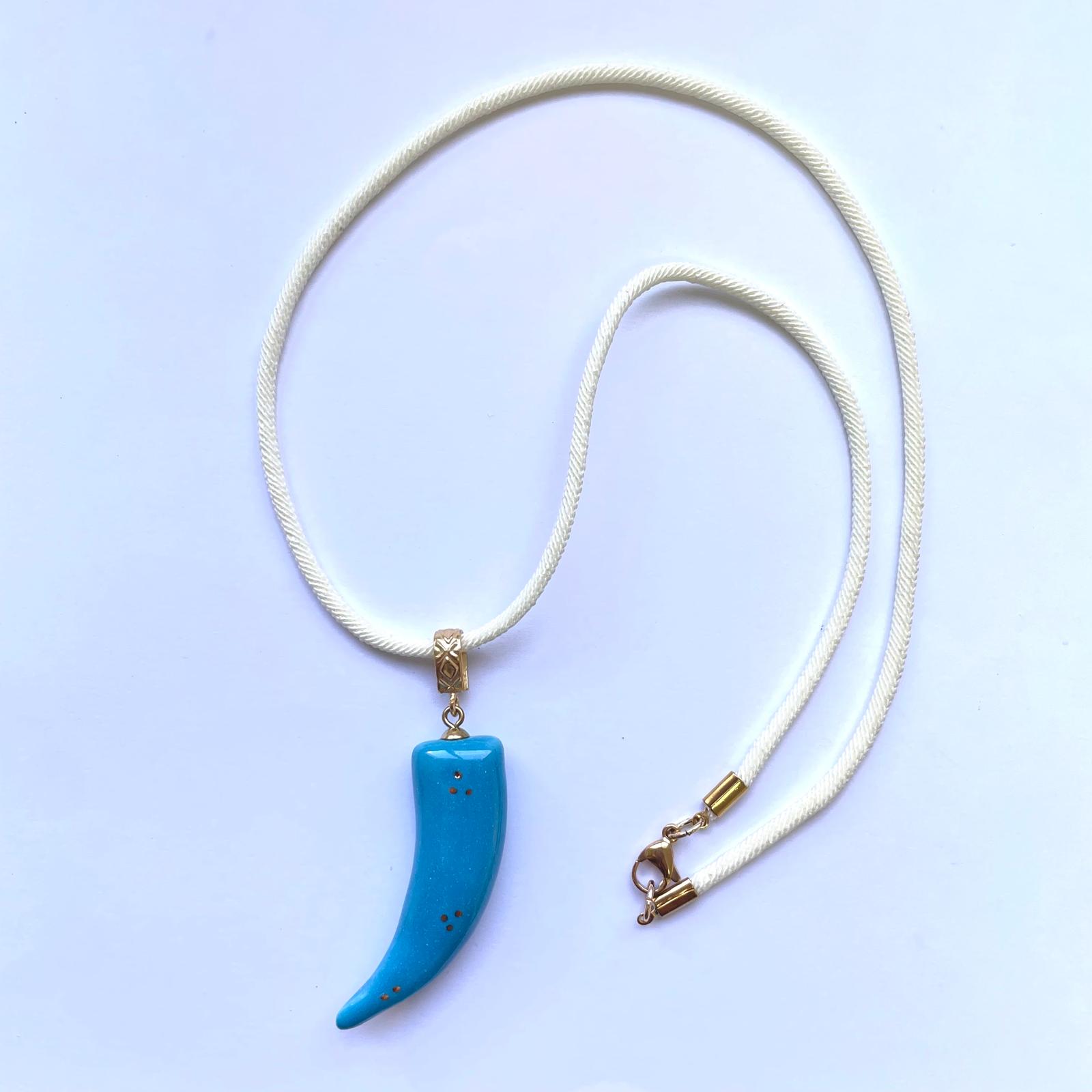 Collar Largo Cuerno Azul con Cordón Blanco