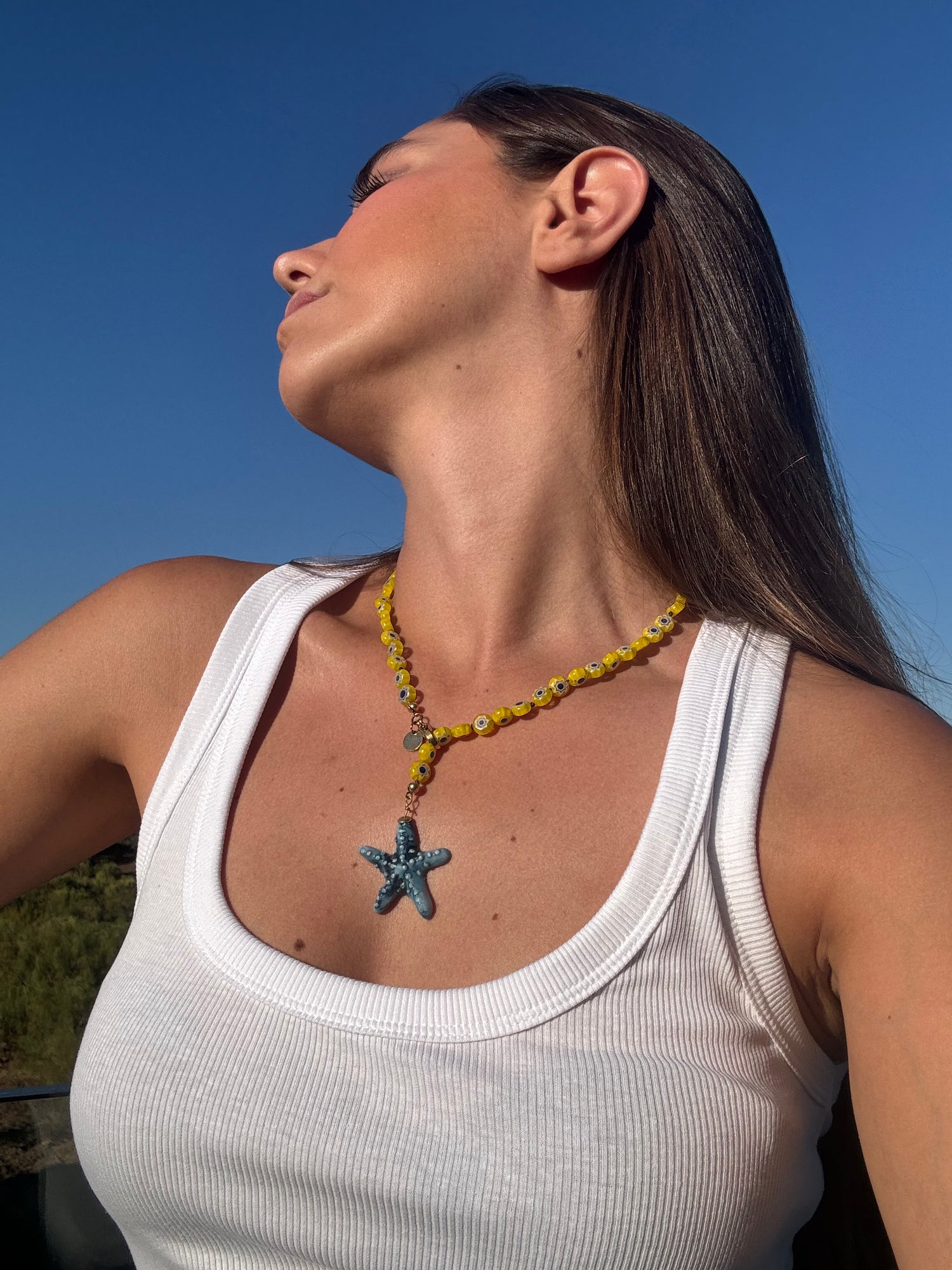 Collar corto compuesto por cadena de vidrio de murano amarillo con cierre frontal y una estrella de cerámica azul de Marardi