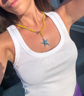 Collar corto compuesto por cadena de vidrio de murano amarillo con cierre frontal y una estrella de cerámica azul de Marardi