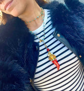 Collar largo artesanal de Sicilia con cadena dorada, piedras naturales y charm cornicello rojo y perlas naturales de Marardi