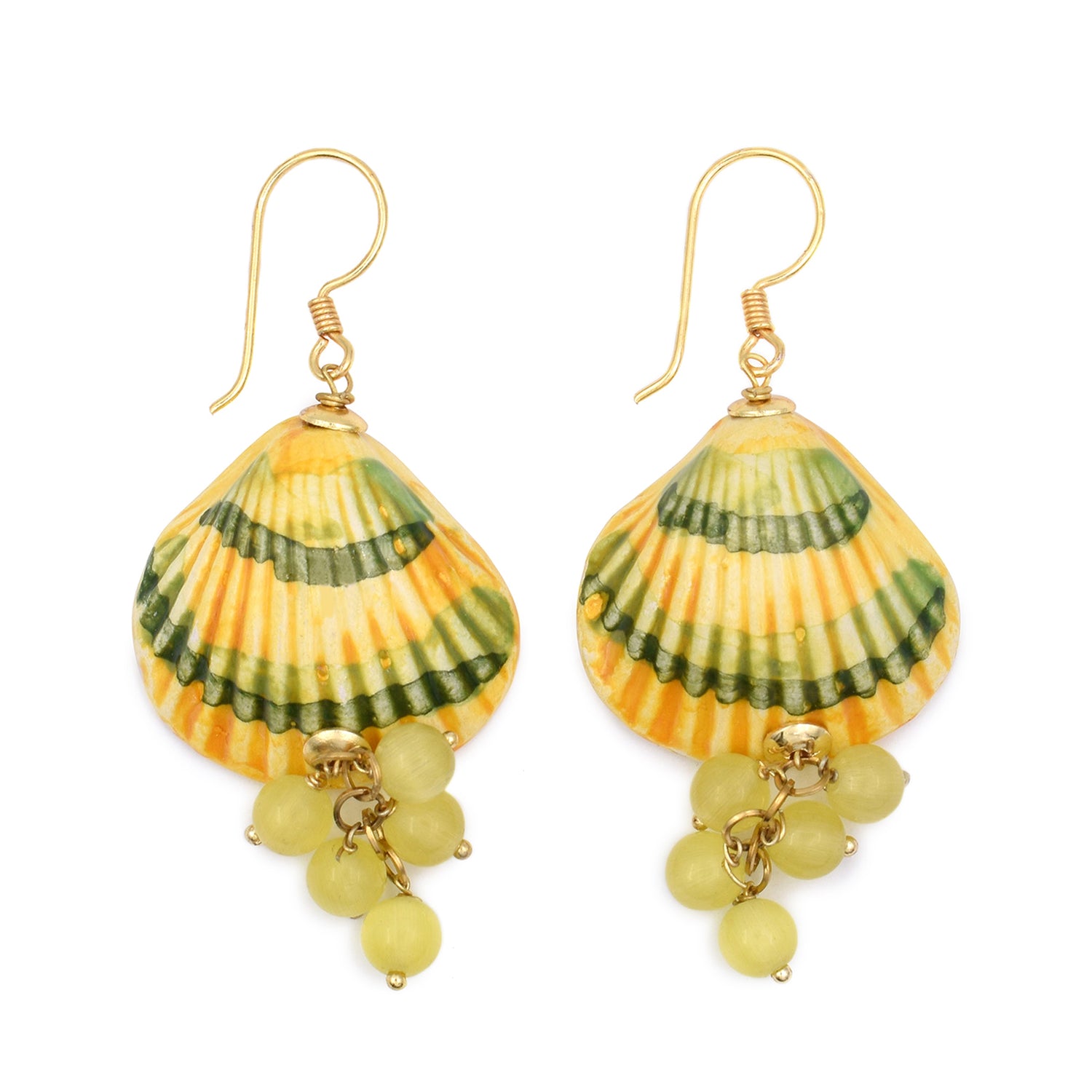 Pendientes largos de cerámica. Son unas conchas amarillas con cuentas en su parte inferior y el gancho es dorado de Marardi